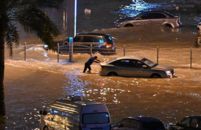 Аномальна злива затопила Дубай: школи закрили, а працівників перевели на дистанційну роботу, фото та відео